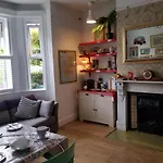 לינה וארוחת בוקר Acara House 3*